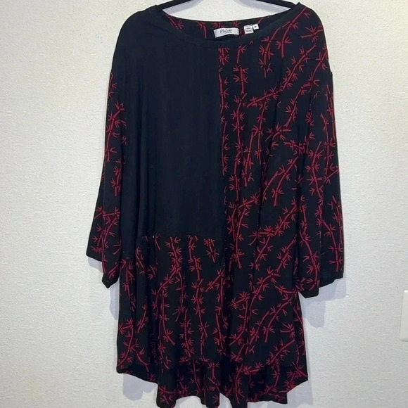 M.I.B. Making it Big plus size artsy design 5X blouse red and black NWOT - Picture 2 of 8